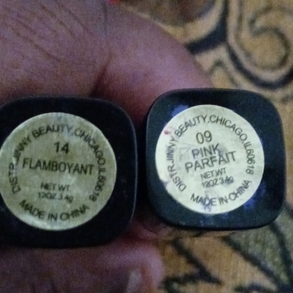 Lipstick Variety of colors never worn - Picture 3 of 6